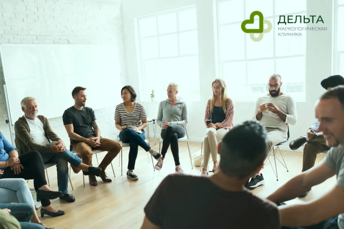 Люди сидят на стульях по кругу